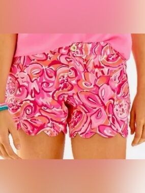 sold 
Lilly Pulitzer Buttercup scalloped Shorts size 10